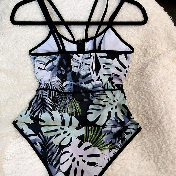 Full piece swim suit - Picture 3 of 3